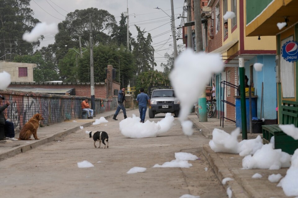 Delar av det stora skumtäcket drog in över gatorna i Bogotá-förorten Mosquera tidigare i veckan.