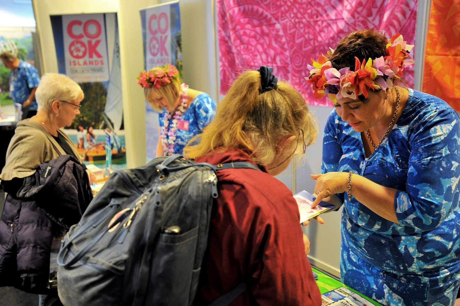 Karla Eggleton, till vänster, har rest från Cook Islands, där hon arbetar på turistbyrån. Kay Jackson är stationerad i London. Foto: Stefan Persson
