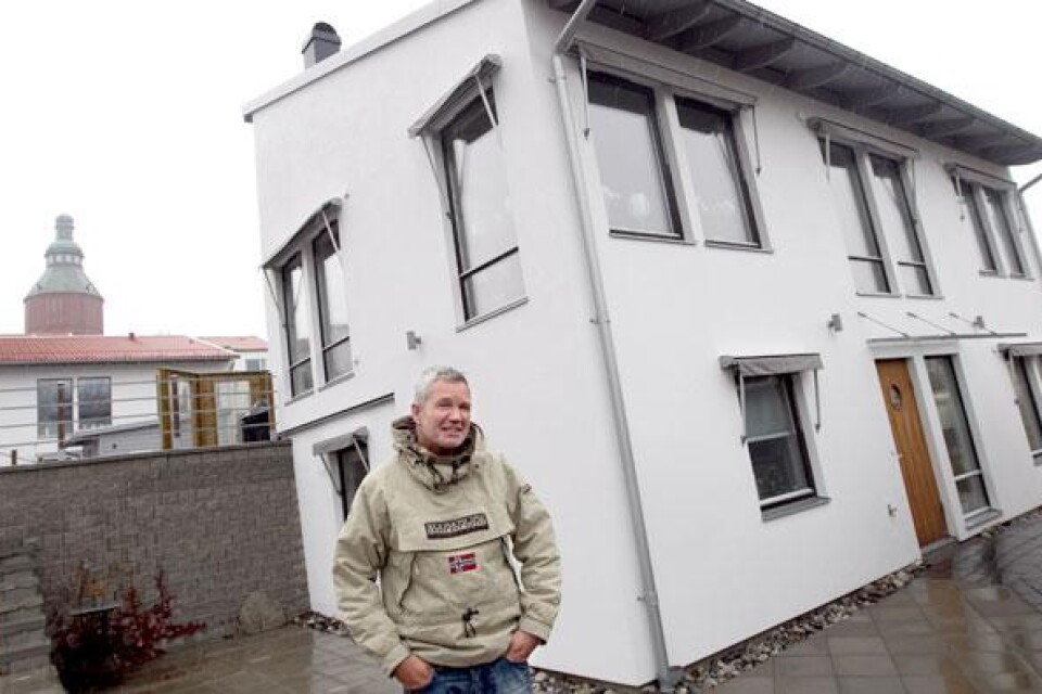 Mats Larsson är nöjd sedan hans och grannarnas hus fått ny fasad.