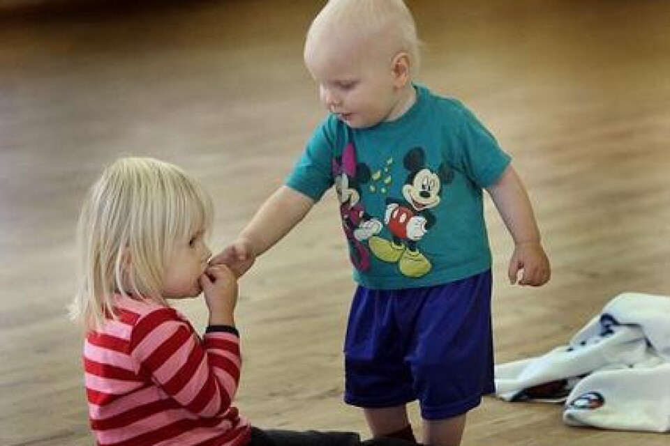 En hjälpande hand behövs ibland. Oscar Svensson hjälper kompisen Cindy Sahlin.