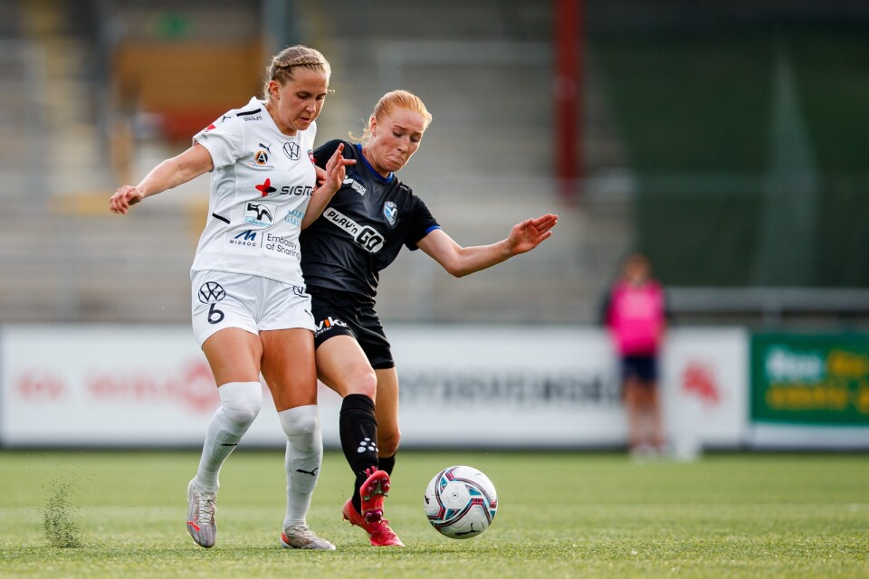 Rosengårds Ria Öling kämpar om bollen med Växjö DFF:s Tilde Johansson under en damallsvensk match 2021. På söndag möts lagen igen, då i svenska cupen.