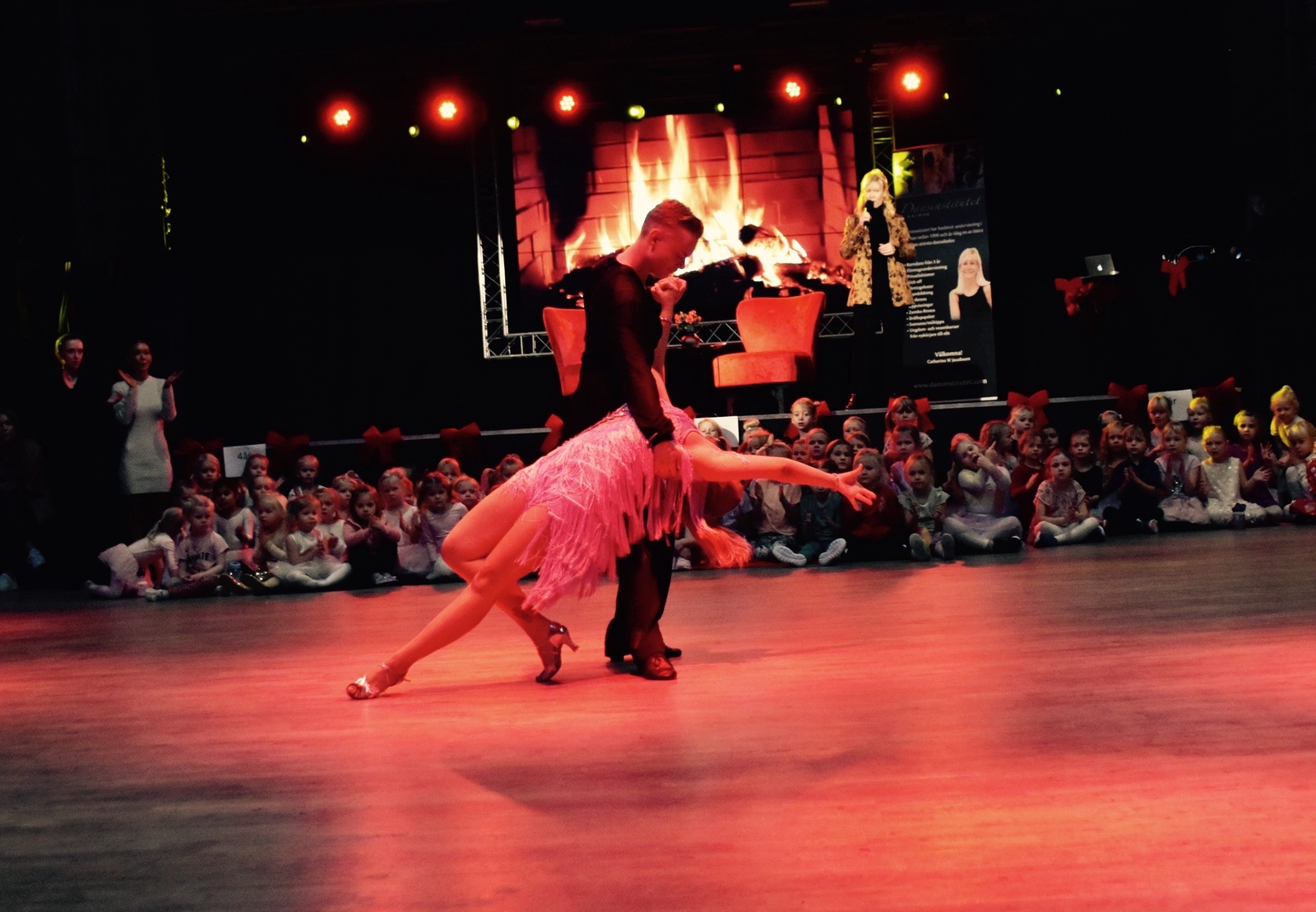 Gabriella och Lukas Nilsson visar sina färdigheter inom olika dansstilar.