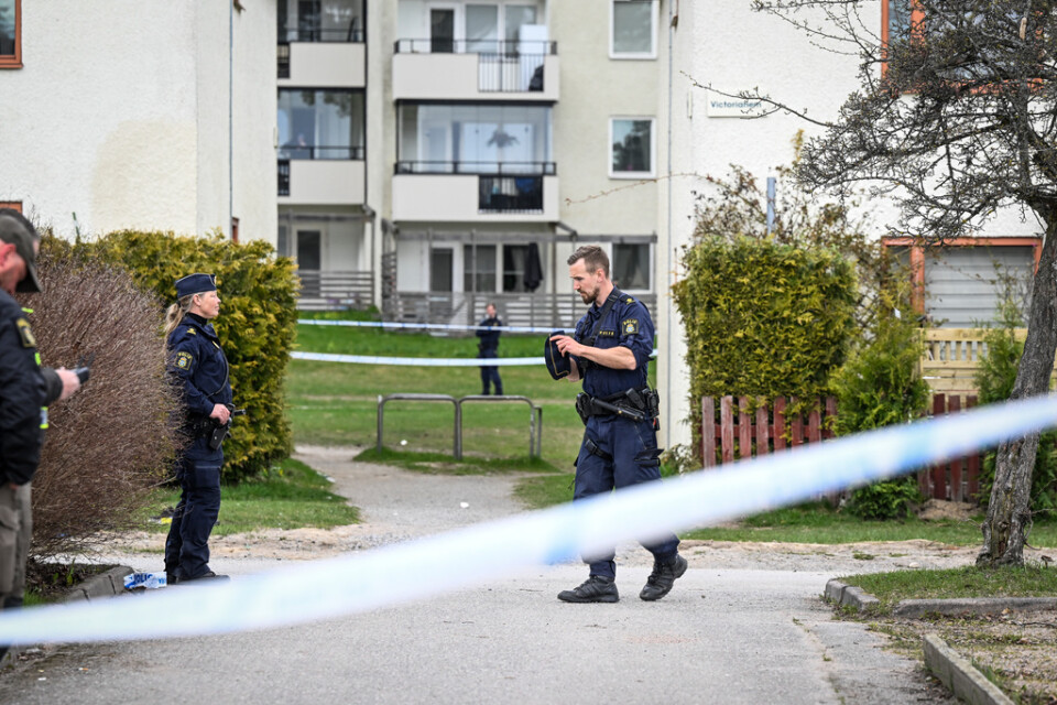 Polis och avspärrning i Jordbro där en man hittades allvarligt skottskadad.