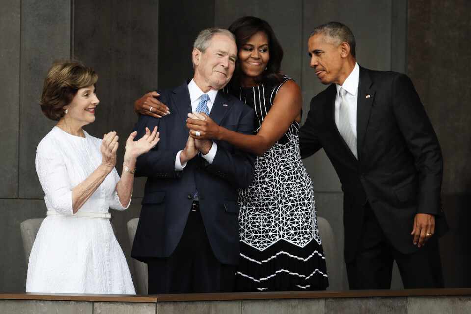 Det tidigare presidentparet Bush och det dåvarande presidentparet Obama fotograferade i Washington DC 2016.