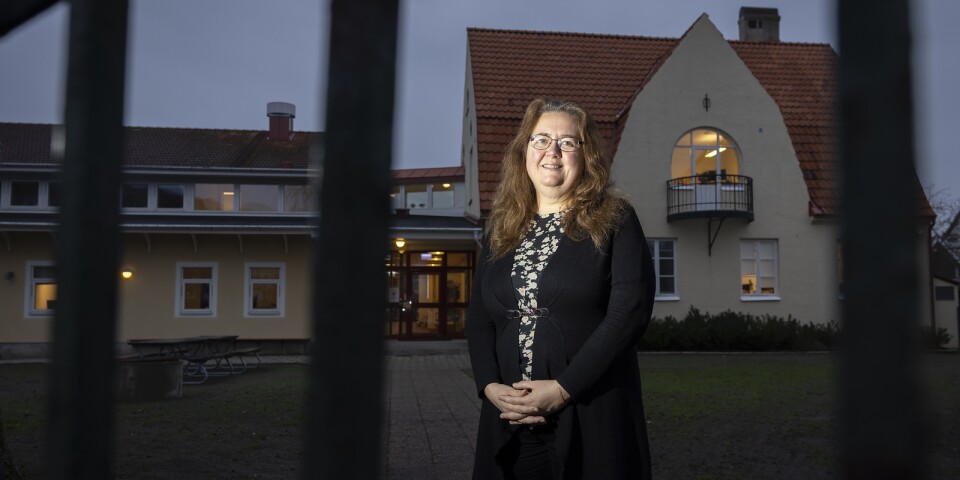 Ryska eller svenska? Alena Langhals, rektor för Vuxenutbildningen i Ystad, känner sig som mitt emellan. ”Jag kom hit som vuxen, så jag kommer alltid att ha en brytning i svenskan”, säger hon.