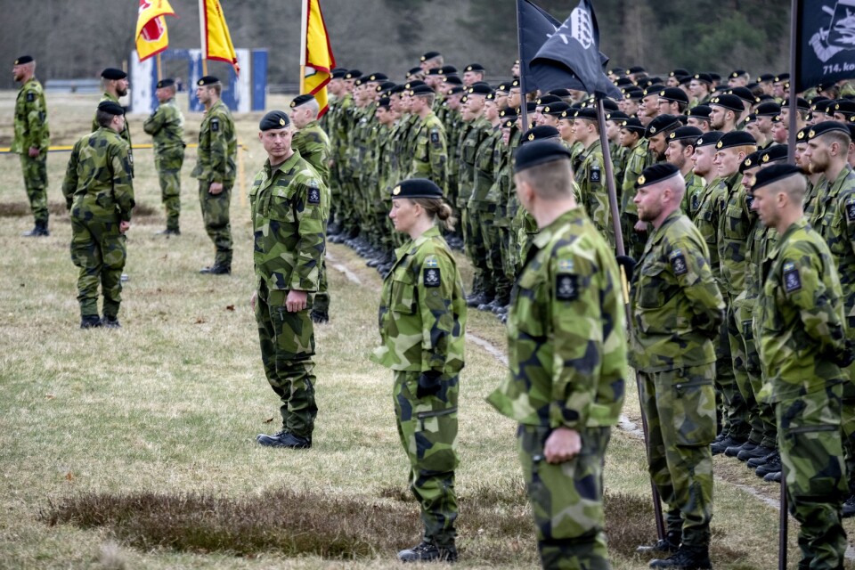 Utbilda fler soldater. Sverige har bara 6 800 reservofficerare och många av dem går snart i pension.
