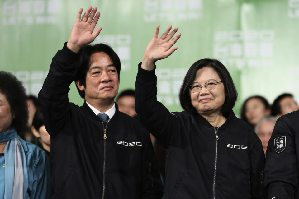 Taiwans president Tsai Ing-wen (till höger) anklagar Kina för överflygning över taiwanesiskt luftrum.
