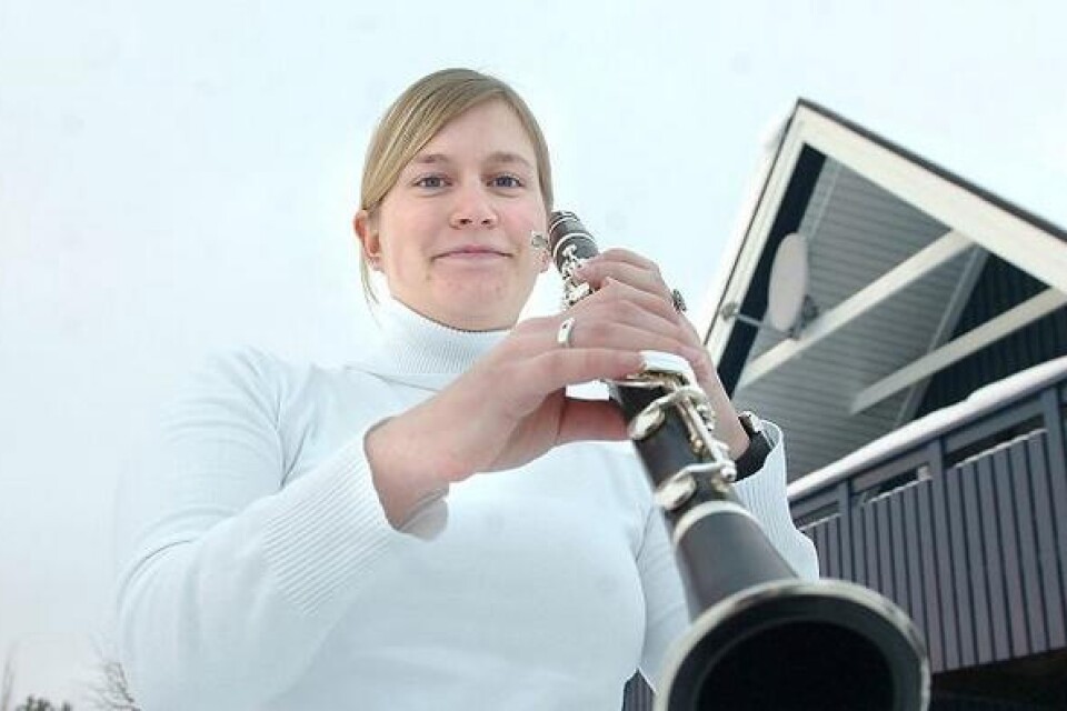 Klarinetten har följt Annika Nilsson i mer än halva hennes liv. "Jag är glad att jag valde ett blås-instrument, annars hade jag inte kunnat vara med i Sjöbo Ungdomsorkester", säger hon. BILD: SPRISSE NILSSON