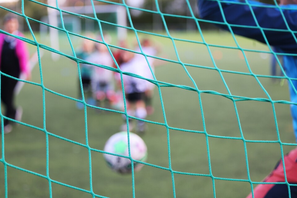 ”Det är många ungdomar som vill börja med fotboll”, skriver insändarskribenten.  Genrebild: Barn på fotbollsträning.