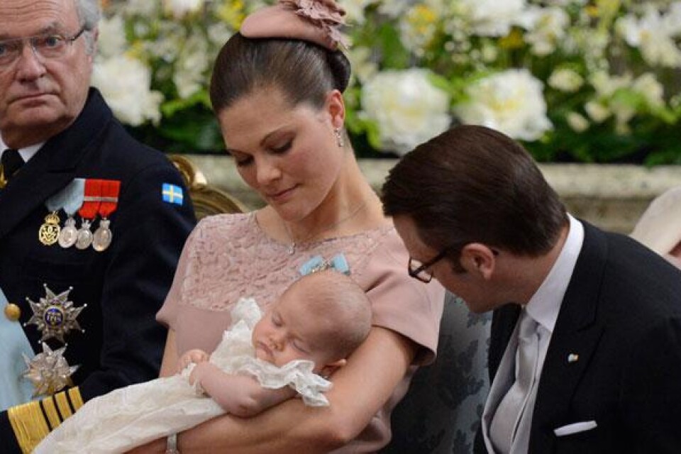 Kronprinsessan Victoria och prins Daniel med prinsessan Estelle som somnade under dopceremonin.