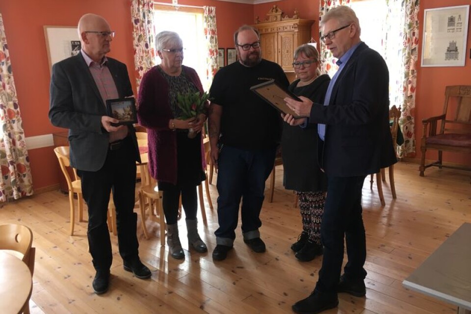 Karl-Oskar Gladh (mitten), ordförande i Virserums hembygdsförening, och Ulrika Edgren tar emot utmärkelsen av kristdemokraterna, Anders Andersson, Åke Nilsson och Monica Bergh.