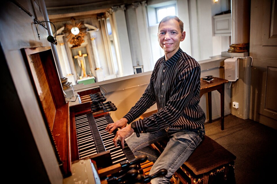 Staffan Sundås, organist i Trefaldighetskyrkan i Karlskrona. Orgeln blev sönderslagen men nu är den färdig och redo att invigas.