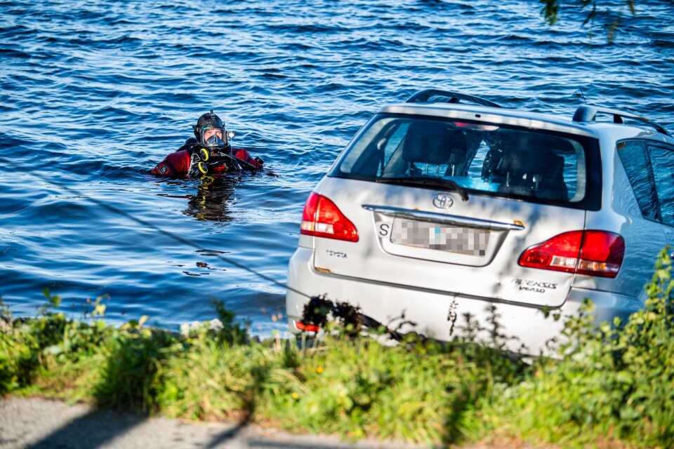 Räddningstjänstens dykare hakade fast bilen.