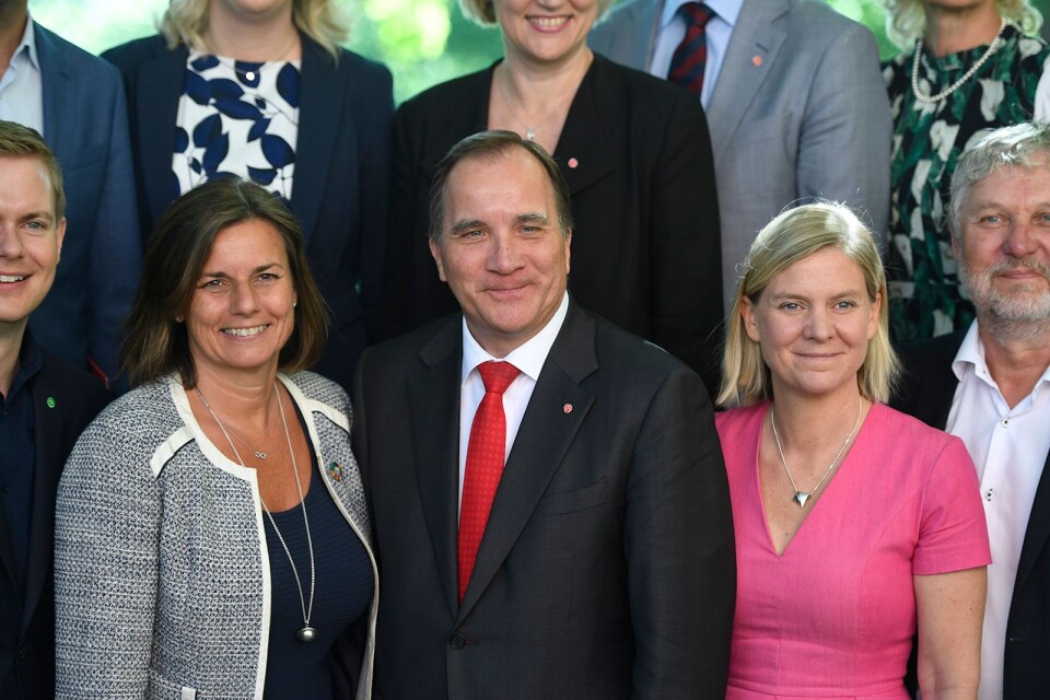 Regeringen samlad för gruppfoto under sammanträdet i Uppsala 31 maj. Till vänster om Stefan Löfven vice statsministern och MP-språkröret Isabella Lövin.