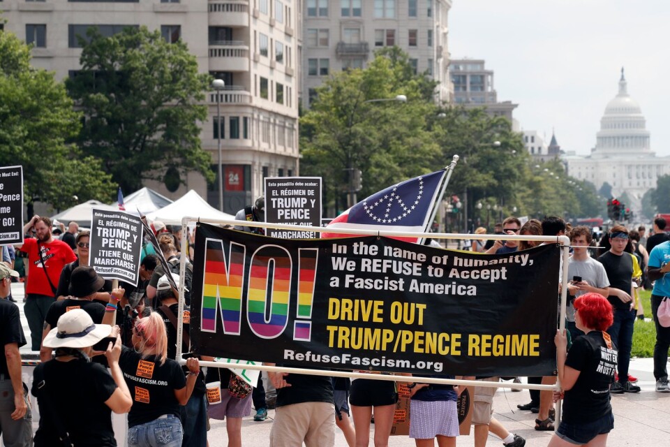 Motdemonstranter samlas i USA:s huvudstad Washington DC inför den högerextrema manifestation som ska hållas där.