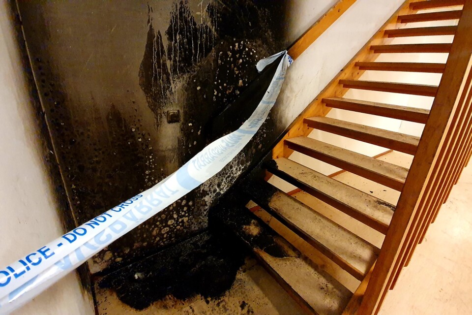 En vägg och en bit av trappen skadades vid branden, som även spred sig upp längs väggar och tak till ovanvåningen.