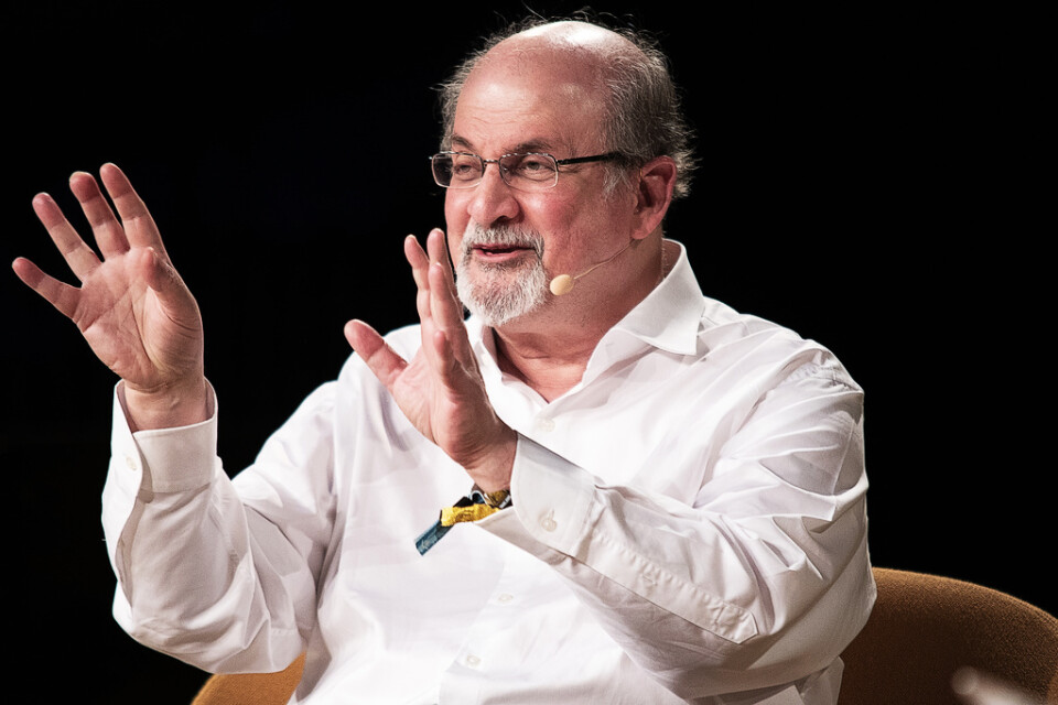 Förhoppningar om hälsa och samtidigt bestörtning över dådet följer efter dådet mot författaren Salman Rushdie. Arkivbild.