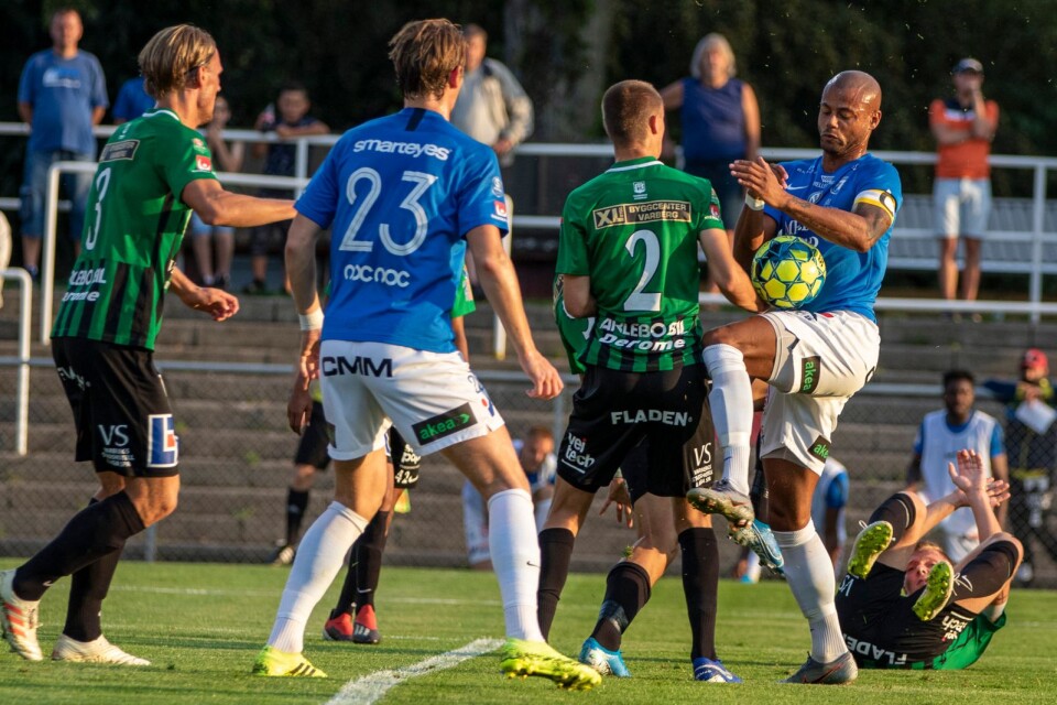 Salif Camara Jönsson försöker få kontroll på bollen.