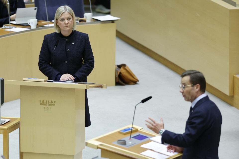 Statsminister Ulf Kristersson (M) och Socialdemokraternas partiledare Magdalena Andersson (S) under den senaste partiledardebatten i riksdagen där de ägnade sig åt en ovärdig debatt om flyktingpolitiken.