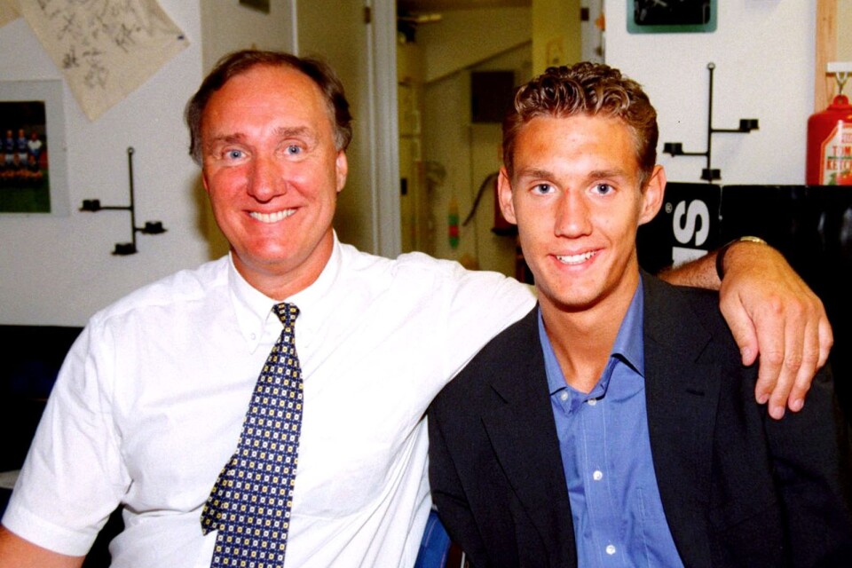 Andreas med pappa Jan Isaksson sedan kontraktet med Juventus blivit klart i juni 1999.