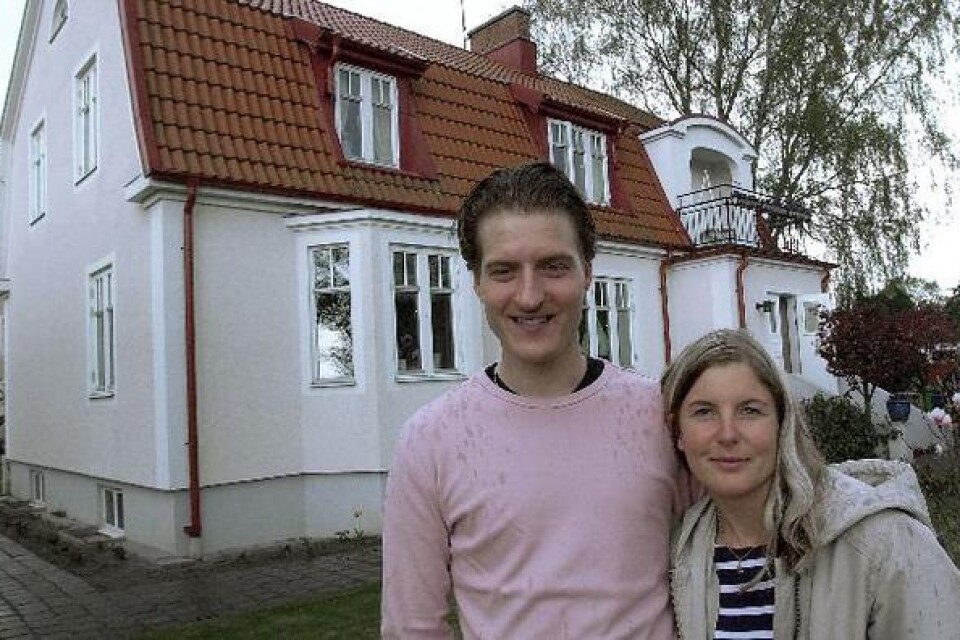 Anna Dahl och Marcus Lindqvist tyckte mycket om huset i Vä, inte minst för att det har en fin atmosfär och lagom stor trädgård. BILDER: PER ROSENQVIST