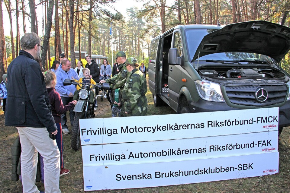 Fordonen som visades vid de olika stationerna på Totalförsvar Öland intresserade både stora och små.