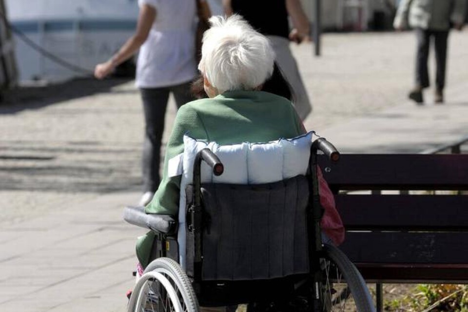 ?Det är dags att sluta med att trakassera 85-, 90- och 95-åringar och respektera dem i stället?, skriver Gudrun Klingstedt.