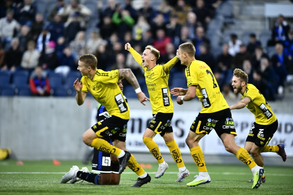 Elfsborgsspelarna jublar efter att Johan Larsson satt avgörande 4–3 . borta mot Sirius.