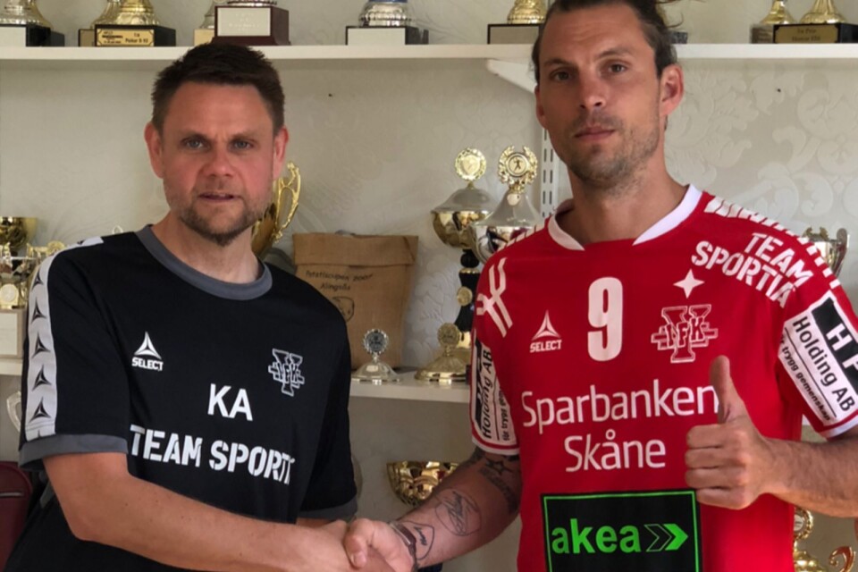 IFK Ystads tränare Kenneth Andersson tillsammans med Fredrik Petersen.