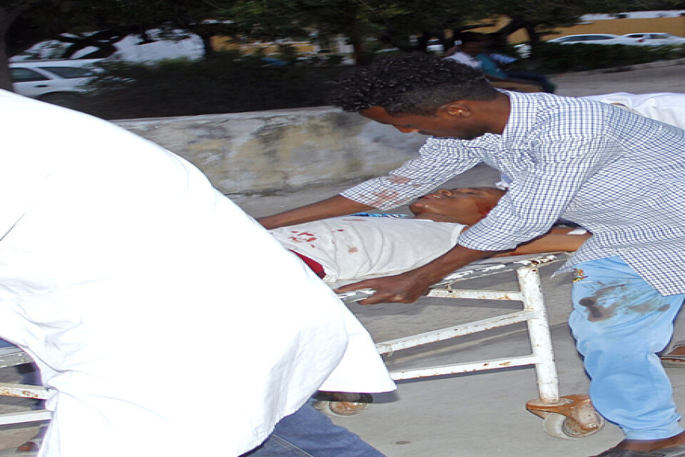 Vårdpersonal evakuerar skadade efter bombdådet mot borgmästarens kontor den 24 juli. Arkivbild.