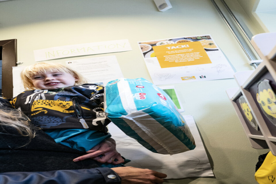 Malin Palm tar med sig blöjor hemifrån någon gång i månaden till dottern Edith, 2 år, på Sjöhästens förskola i Malmö.