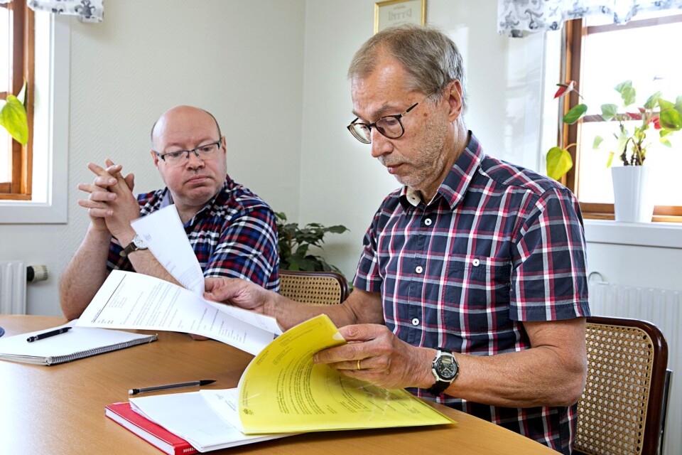 Per-Erik Holmqvist och Magnus Juhlin förhandlar om ersättningslokaler med kommunen.