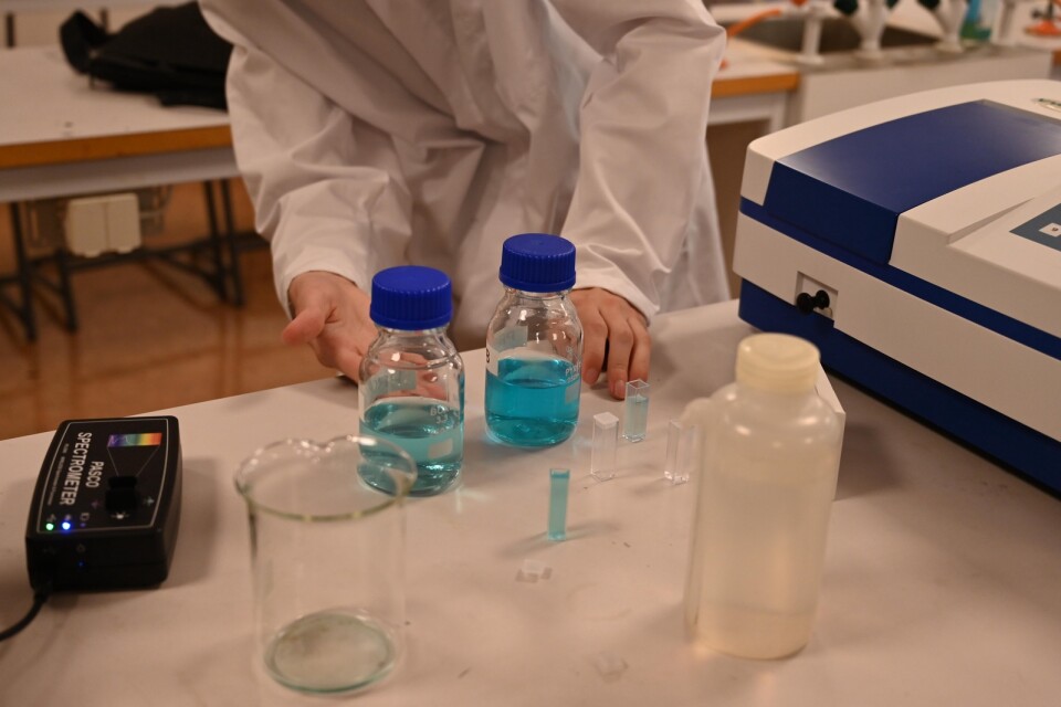 Laborationer visades upp i Jenny Nyströmsskolans kemisal.