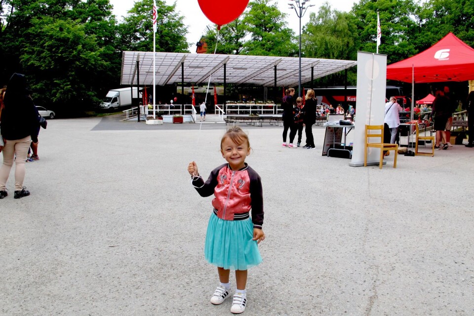 3-åriga Adriana Jusufi, som bor i Karlskrona, fick en fin röd ballong.