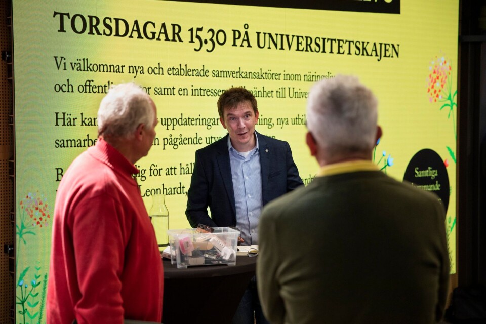 Forskaren Fredrik Ahlgren öppnade upp på premiären och pratade om smarta städer. Till vänster i rött: Göran Elmqvist, Byggföretagen. Till höger: Thomas Davidsson, näringslivschef.