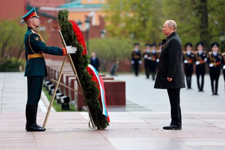 Vladimir Putin lägger ned en krans vid okände soldatens grav intill Kremlmuren på måndagen 9 maj, Segerdagen