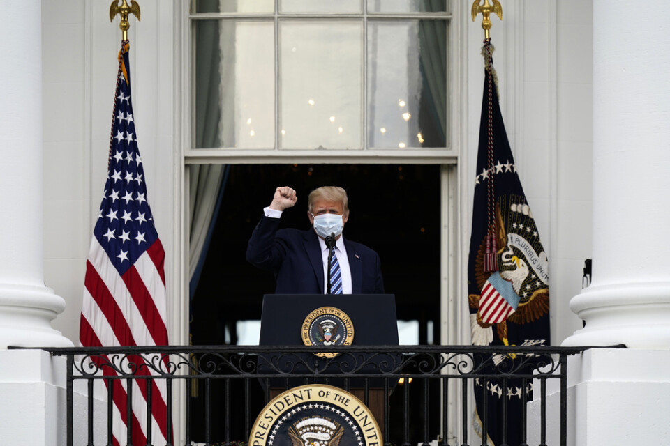 USA:s president Donald Trump talar från en balkong i Vita huset till utvalda anhängare.