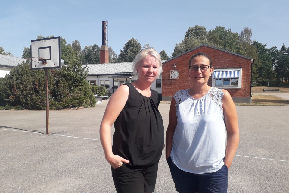 Sofie Ahl och Regina Engdahl är besvikna och missnöjda med hur ledningen hanterar Nottebäcksskolan.