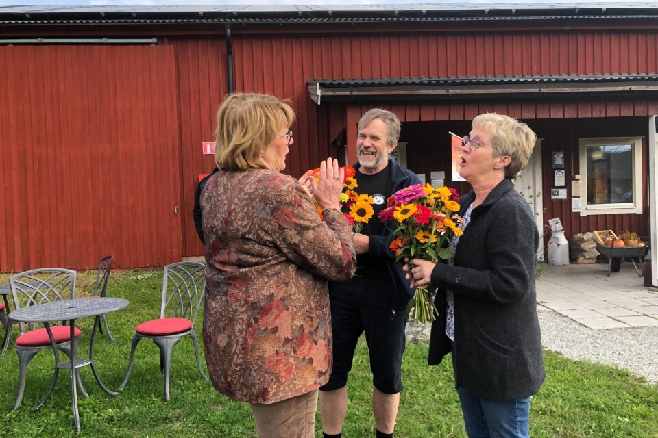 Annika Svenneheim och Christer Larsson får blommor av Karin Fransson.