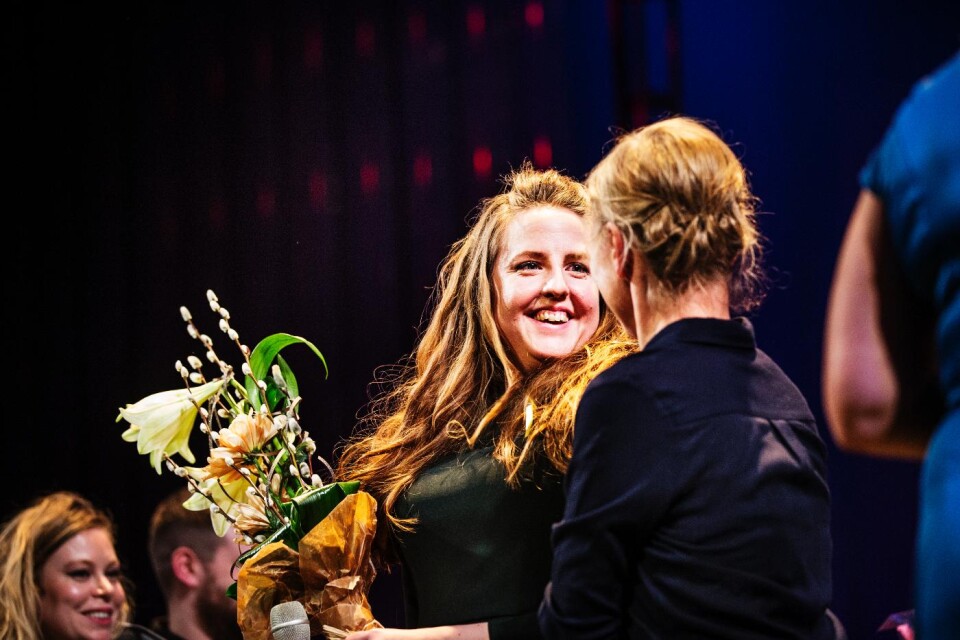 En märkbart förvånad, och väldigt glad, Stina Stoor vann Borås Tidnings Debutantpris 2016. Strax innan klockan nio tillkännagav Aris Fioretos årets vinnare. Foto: Petter Trens