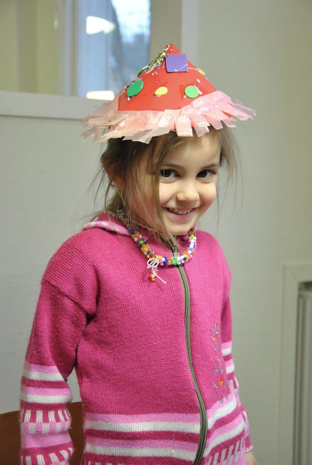 Vem vet, kanske blir Karis Kawar hattmakare när hon blir stor? Hon lyckades i alla fall bra med sin partyhatt. 
Foto: Marie Strömberg Andersson