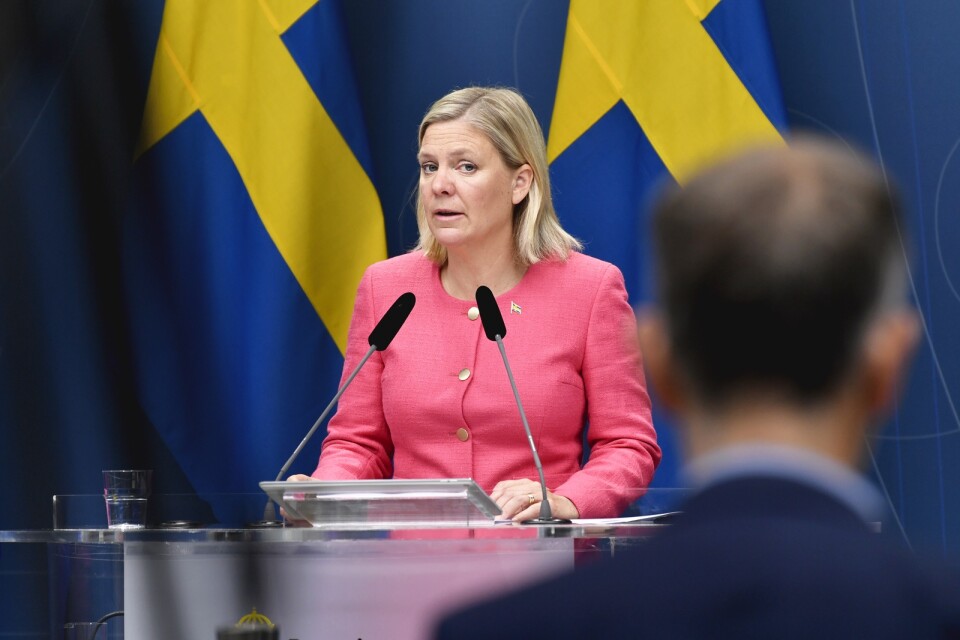 "Regeringen har vidtagit historiskt stora krisåtgärder för att lindra de ekonomiska konsekvenserna av corona", skriver finansminister Magdalena Andersson (S).
