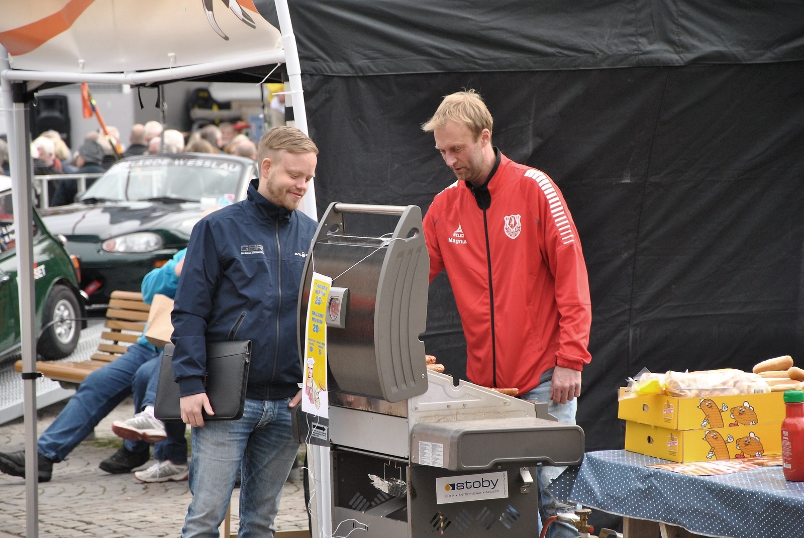 Cityledare Johan Jönsson (vänster) i samspråk med Hässleholms HF:s korvgrillare Magnus Persson under citylördagen i Hässleholm. Foto: Robert Rolf