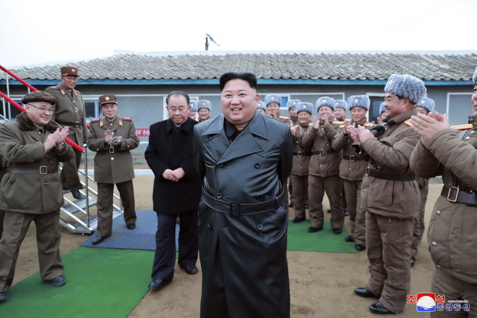 Ett foto på Nordkoreas diktator Kim Jong-Un, som enligt landets hårt styrda medier här reagerar med tillfredsställelse på veckans robottester.