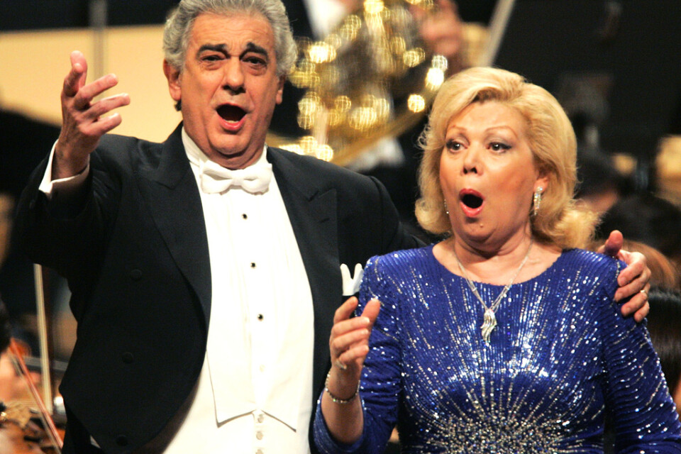 Mirella Freni tar ton tillsammans med Placido Domingo i Verdis "Otello" under ett uppträdande år 2004. Arkivbild.