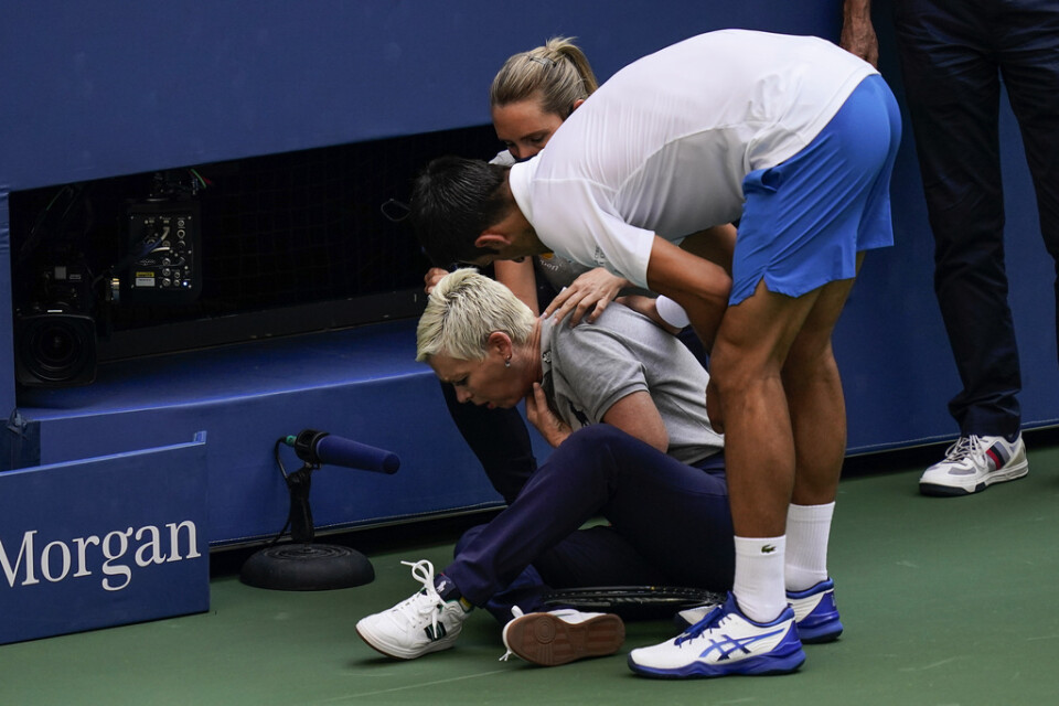Novak Djokovic ser till den skadade linjedomaren.