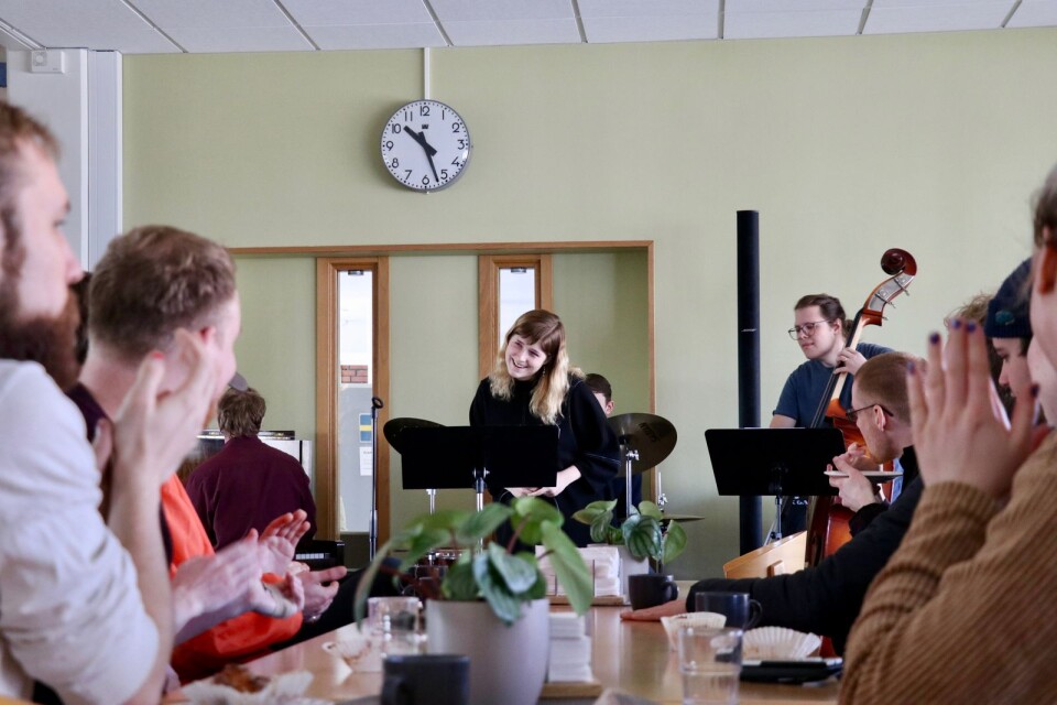 I restaurangen underhöll tidigare musikelever med jazz och annan musik. Här tar sångerskan Amanda Sandorov emot publikens applåder. På bilden ses även basisten Josef Einarsson.