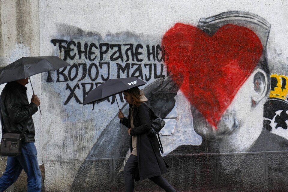Den omdebatterade muralmålningen av krigsförbrytaren Ratko Mladic har vandaliserats i omgångar, men har fått ny politisk betydelse under de landsomfattande protesterna mot våldet i Serbien.