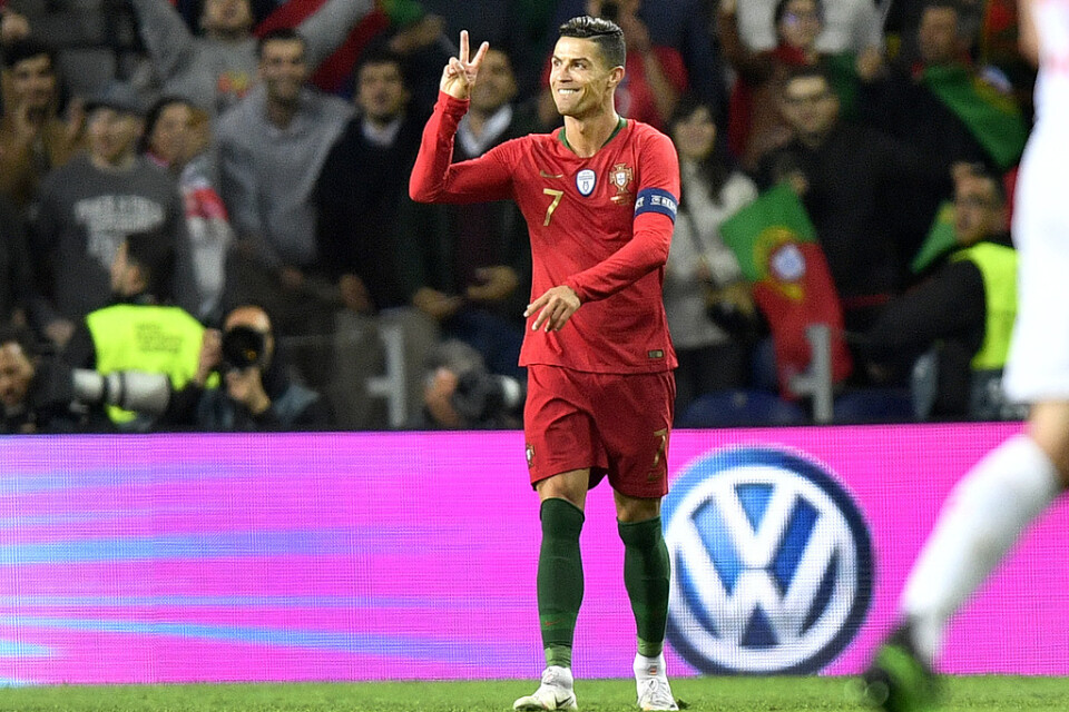 Cristiano Ronaldo firar sitt andra av tre mål mot Schweiz.