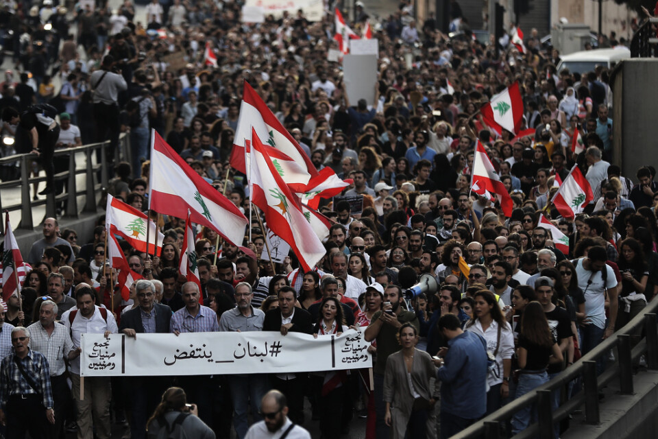 Protesterna, kallade 17 oktober-revolutionen, har pågått i en månad.